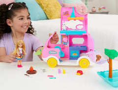 Barbie Chelsea Caravane 2 en 1 – Véhicule jouet avec piscine, hamac et coin repas pour un jeu imaginatif et l'heure du conte, à partir de 3 ans, HNH90