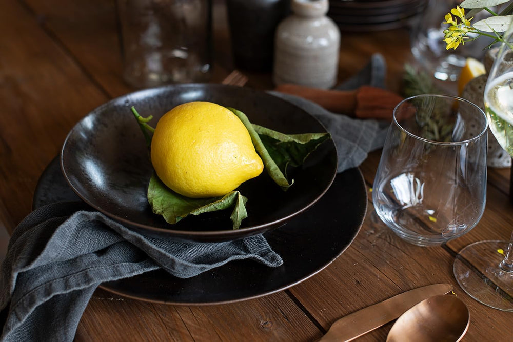 MÄSER Service de table 12 pièces en bronze métallisé pour 4 personnes avec vernis élégant et brillant, ensemble d'assiettes à dîner, assiette à dîner et assiette à dessert en céramique de haute qualité, grès, marron