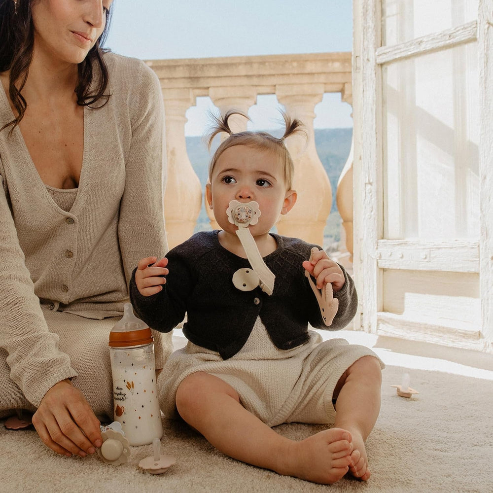 Coffret Suavinex pour nouveau-né. Coffret 4 pièces comprenant : Sucette Physiologique SX Pro pour bébé 0-6 mois + attache-sucette + attache-sucette Duo + anneau de dentition en silicone. Pays des merveilles, beige