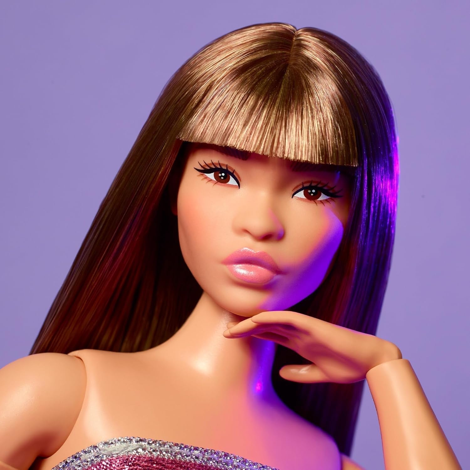 Barbie Looks Doll, figurine de collection n°. 24 ans avec cheveux bruns et mode moderne Y2K, robe bustier scintillante avec talons hauts à bout ouvert, poupées HRM16 Naty Shop