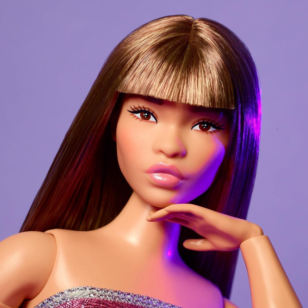 Barbie Looks Doll, figurine de collection n°. 24 ans avec cheveux bruns et mode moderne Y2K, robe bustier scintillante avec talons hauts à bout ouvert, poupées HRM16 Naty Shop