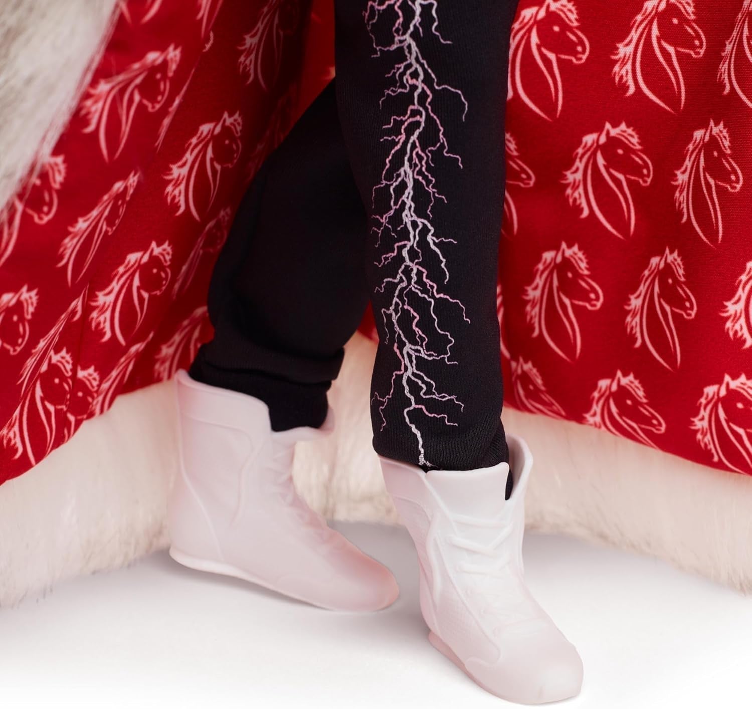 Poupée Ken de collection Barbie le film portant un pardessus en fausse fourrure et un gilet à franges noir avec bandana, HRF31 Naty Shop Dolls