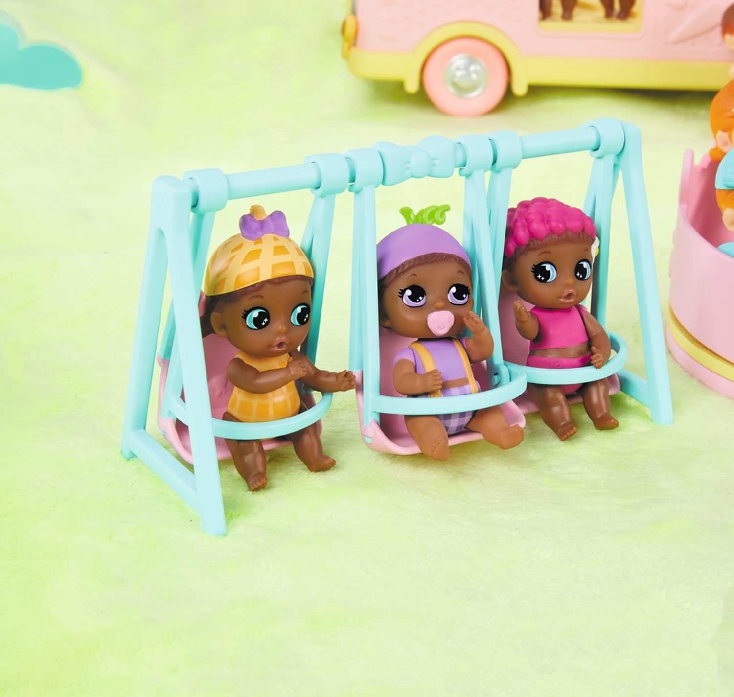 BABY born 904763 Baby Surprise Bus - mini bus jouet pour poupée rose avec 2 poupées exclusives, poussette triple, balançoire, carrousel, toboggan et balançoire triple.