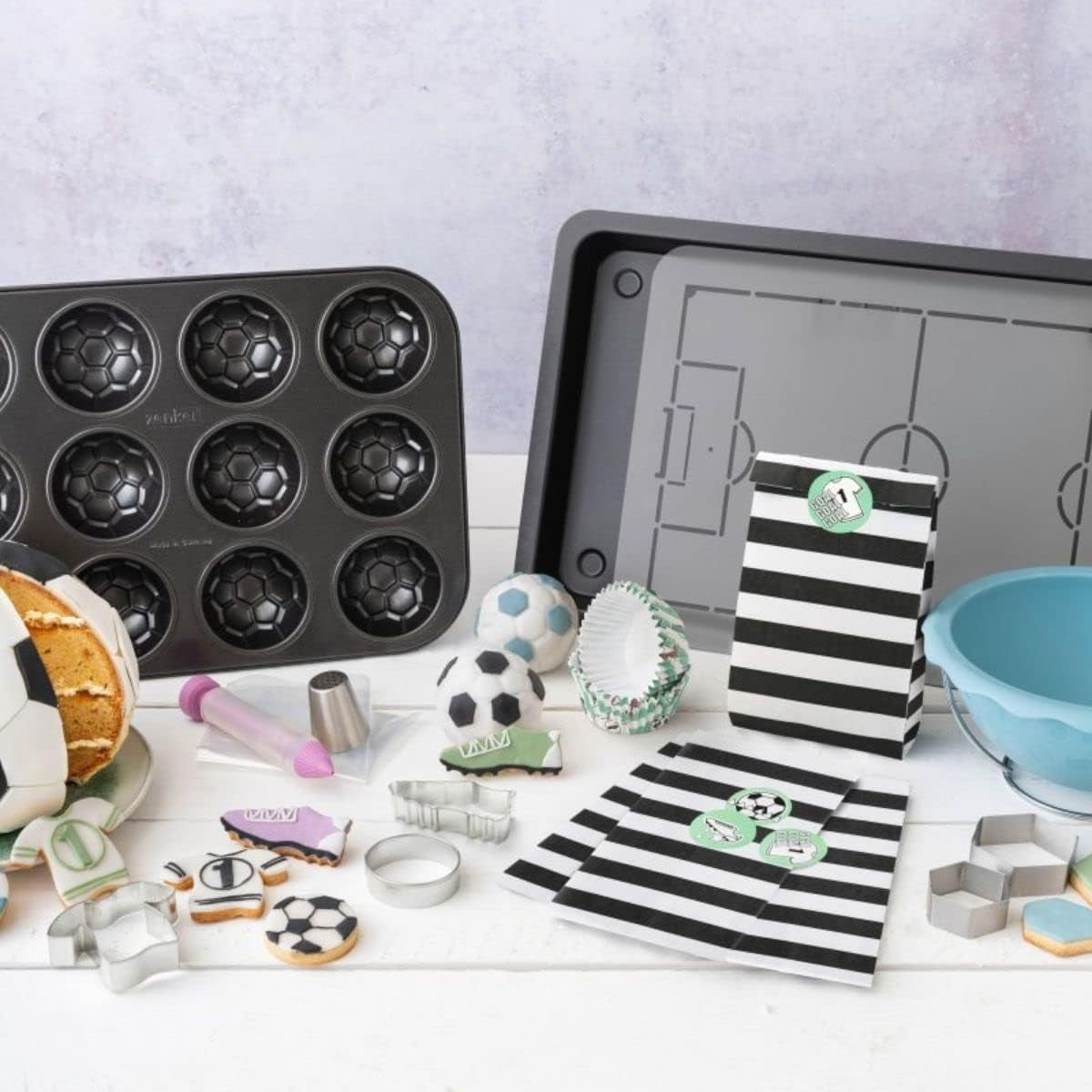 Zenker 12Er Muffinform – Muffinbackblech Für Muffins Und Cupcakes Aus Der Serie Soccer Baking– Hitzebeständiges 12Er Muffinblech Mit Antihaftbeschichtung, Schwarz Matrite si tavi pentru copt Naty Shop