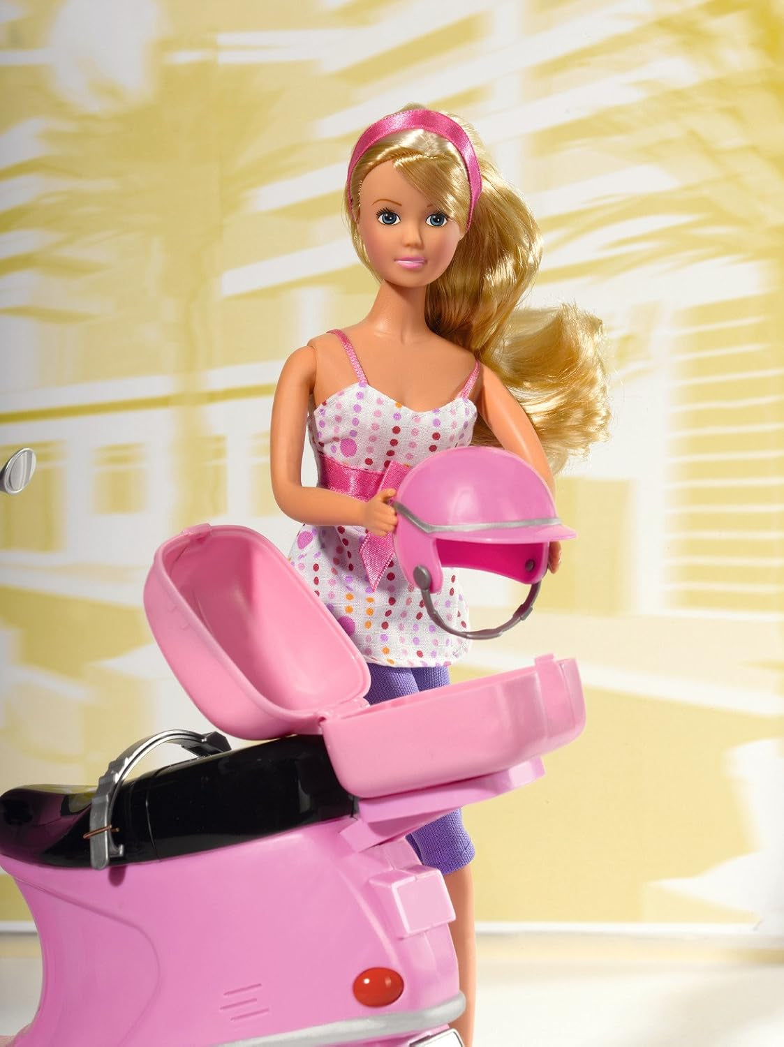 Simba 105730282 - Steffi Love Chic City Scooter, Steffi avec scooter rose avec casque et compartiment pour casque, poupée mannequin, 29 cm, pour enfants à partir de 3 ans