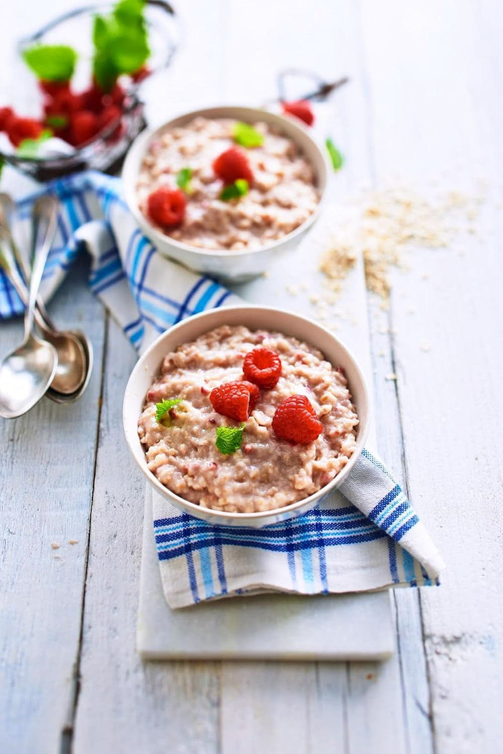 RUF Porridge Raspberry White Choc, Porridge instant cu bucăți de zmeură și ciocolată albă rasă, 65 de grame Cereale Naty Shop