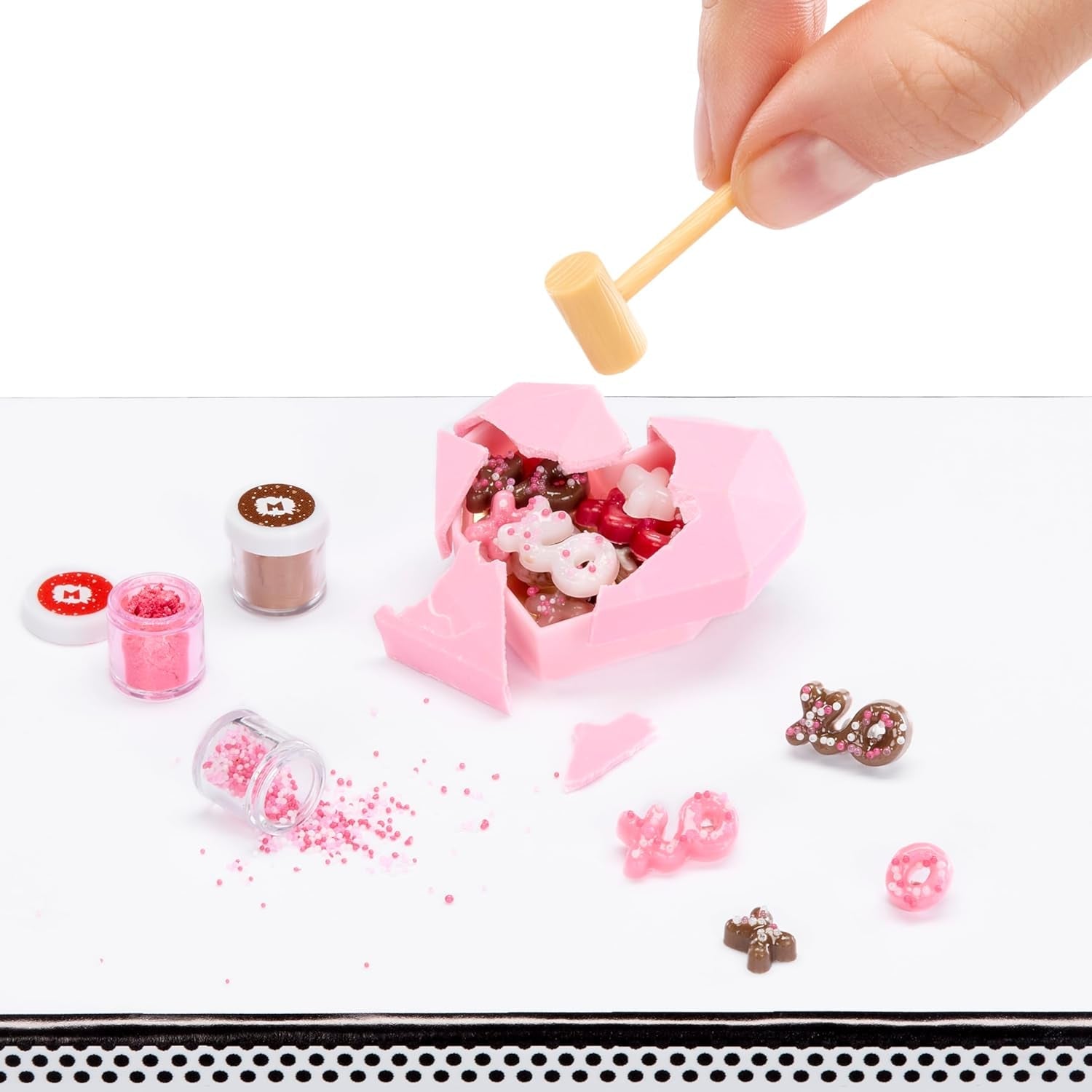MGA's Miniverse Make It Mini with Love – Mini-Sammlerstücke, DIY Kunstharz-Bastelspiel, Valentinstag-Serie, Nachgebildete Lebensmittel, Nicht Essbar - für Sammler & Kinder ab 8 Jahren