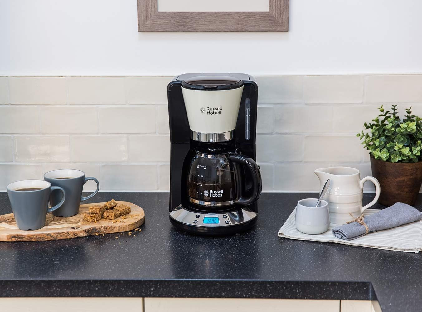 Russell Hobbs Cafetière [minuterie numérique, pomme de douche pour une extraction et un arôme optimaux] Colors+ Creme (1 à 10 tasses, carafe en verre 1,25 L, plaque chauffante, 1100 W) Cafetière à filtre 24033-56