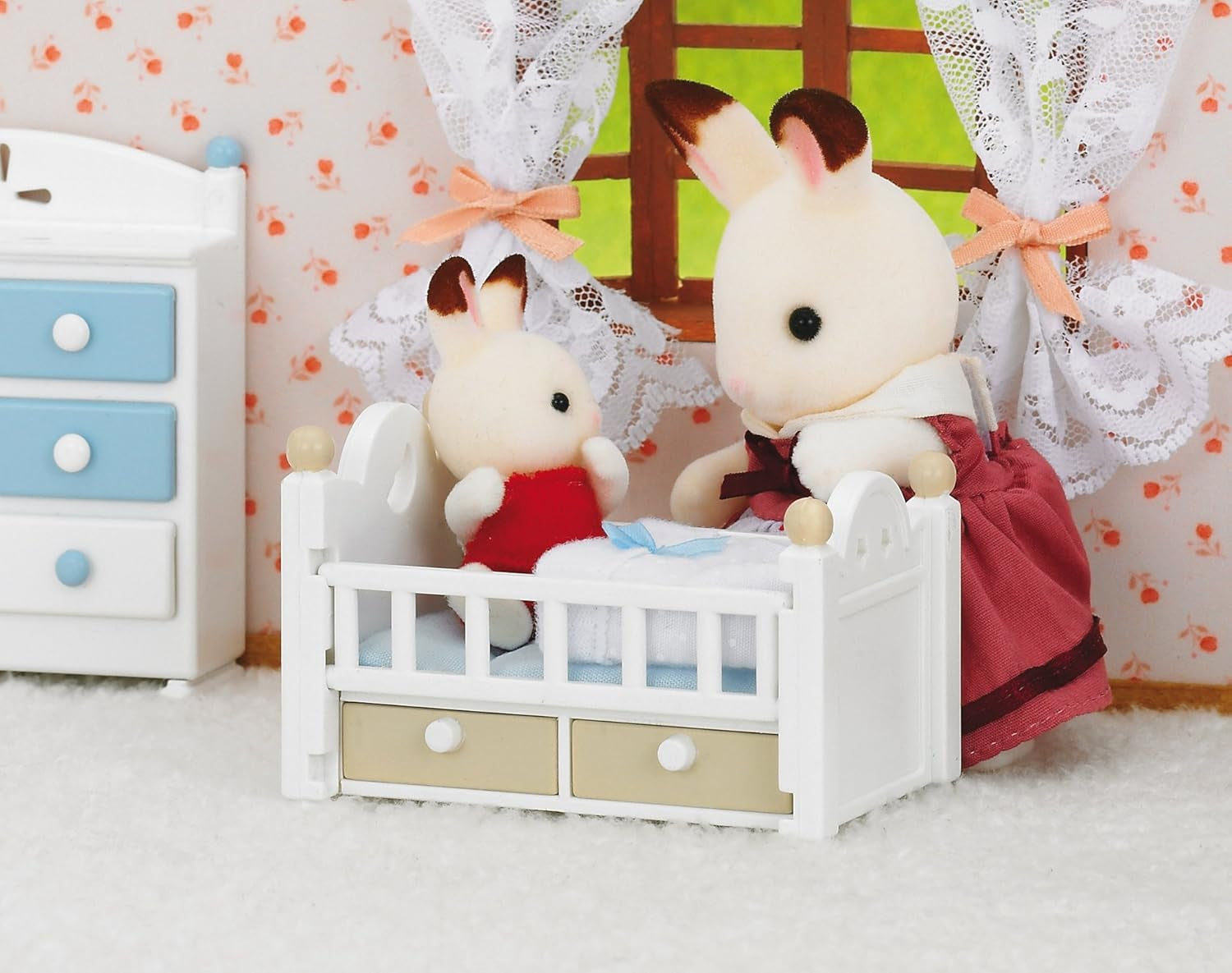 Sylvanian Families 5017 Chocolate Bunny Baby With Cot - Casa de păpuși Playset Multicolor Papusi Naty Shop
