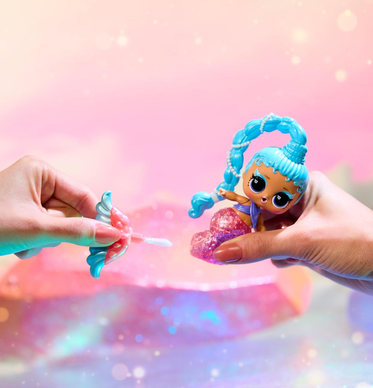 Mdr Surprise ! Mermaids Makeover Magic Tots - Véritable brillant à lèvres pour vous et votre poupée à fabriquer vous-même, mélanger et créer du maquillage, jeu d'eau amusant, 6 poupées à collectionner - 4 ans et plus