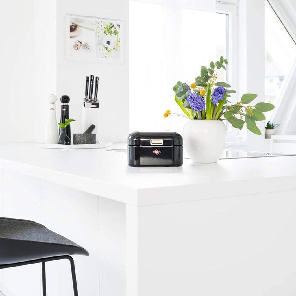 Coș pentru pâine Wesco Mini Grandy în culoarea roz, tablă de oțel acoperită cu pulbere, găuri de ventilație și mâner robust Cutii depozitare alimente Naty Shop