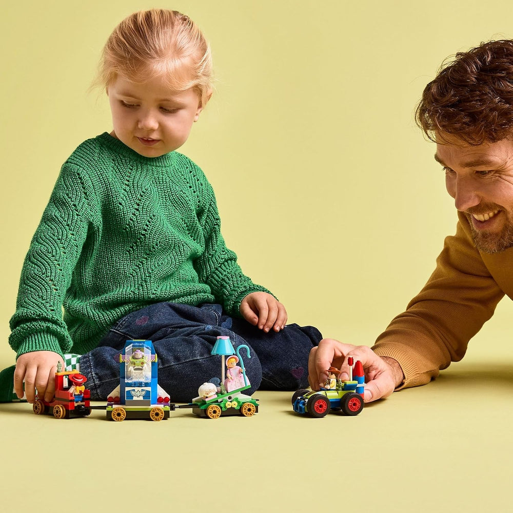 LEGO ǀ Disney and Pixar’s Partyzug und das Auto RC aus Toy Story - Mit Woody, Jessie, Porzellinchen und Buzz Lightyear Minifiguren – Kreatives Geschenk für Jungen & Mädchen ab 4 Jahren - 43264