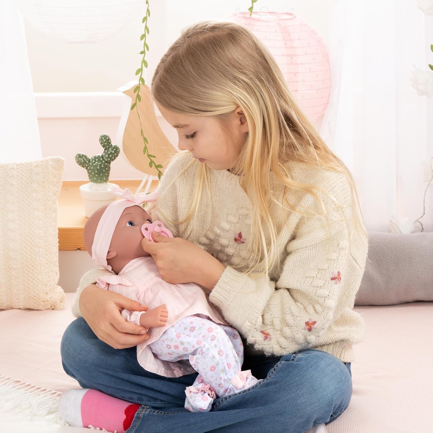 Bayer Design 93827AE Reborn Babypuppe, lebensecht, réaliste, Sucette, Flasche, 38 cm, Blanc, Rosa