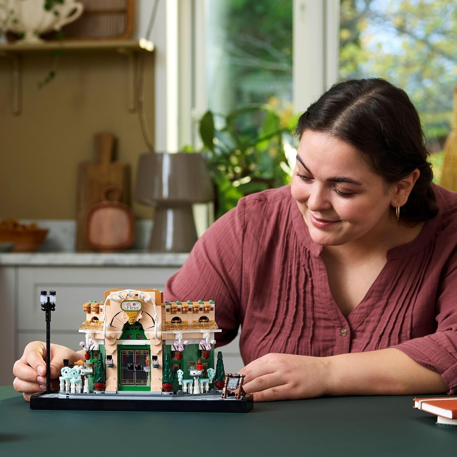 LEGO Icons French Café - Décorations pour salon ou bureau - Ensemble de construction pour adultes comprenant une façade pittoresque, un pot de fleurs suspendu et des chaises - Cadeau pour hommes et femmes 10362 Jeux de construction Besuche den LEGO-Store
