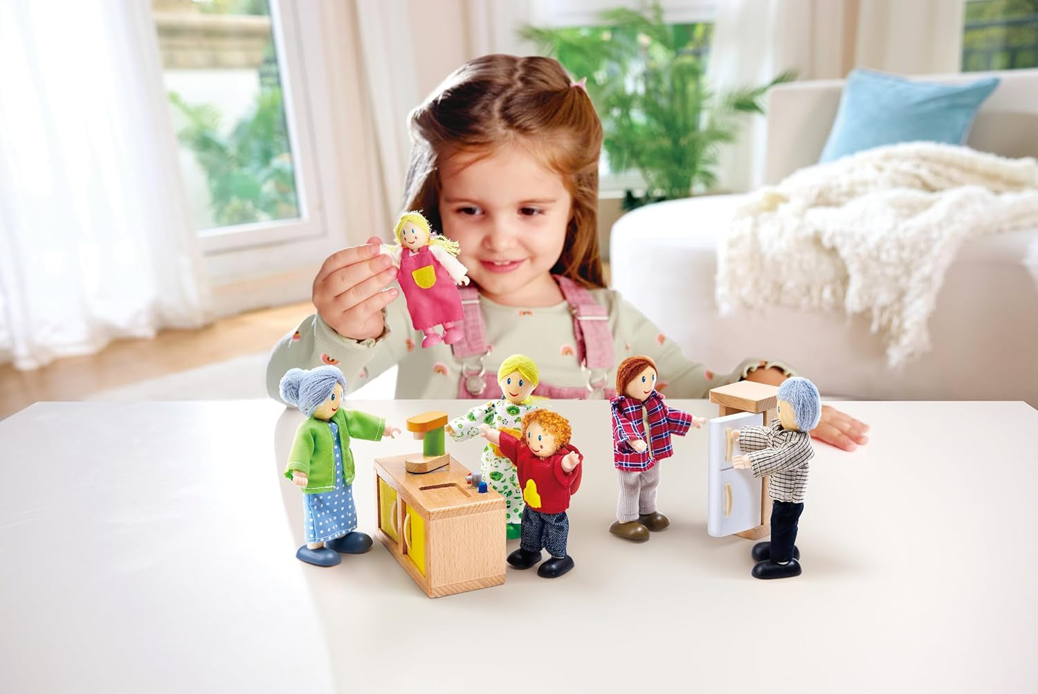 Hape Doll Family Ensemble de maison de poupée primé, accessoires uniques en bois pour maison de poupée, jeu imaginatif, 6 membres de la famille de poupées, à partir de 3 ans