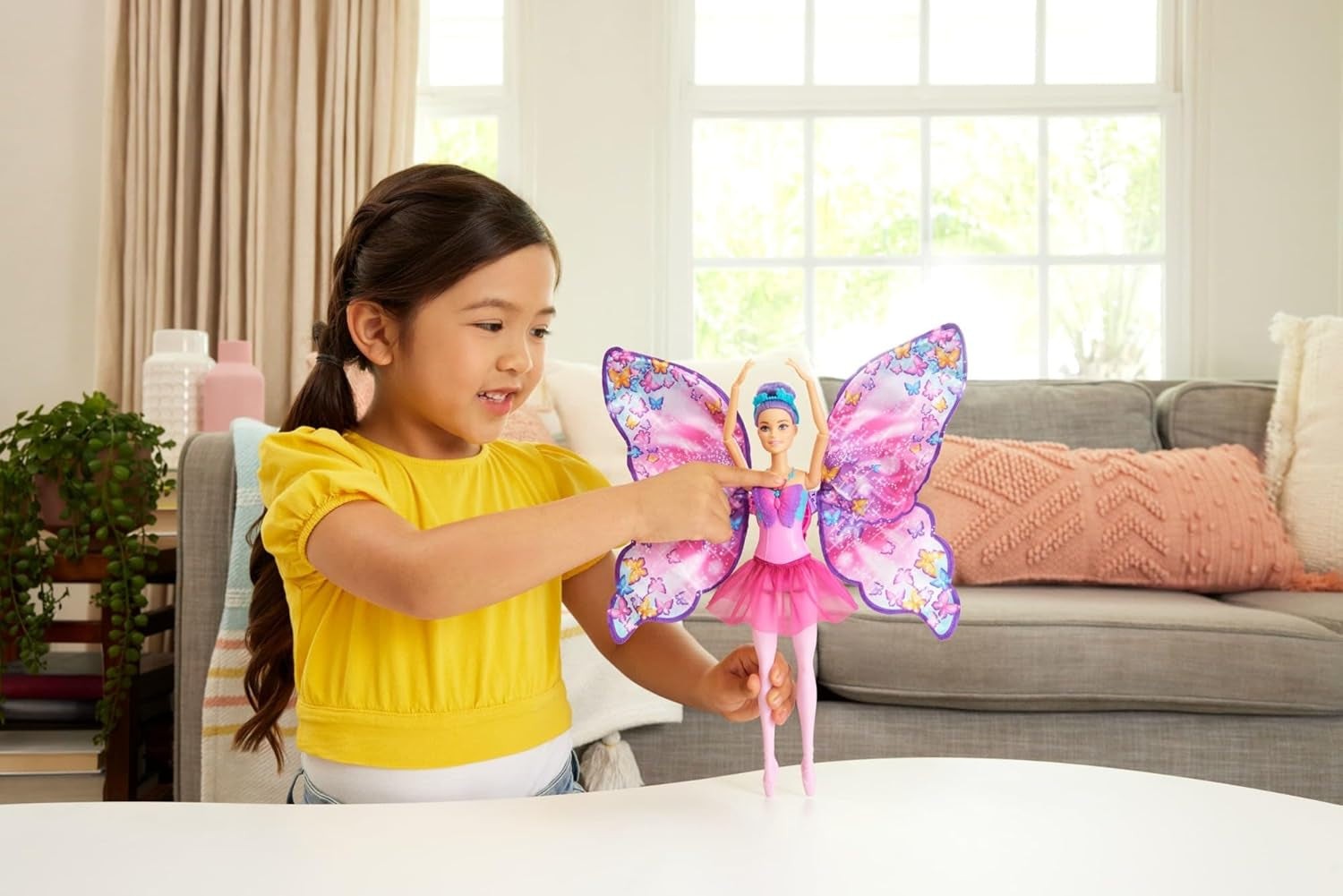 Barbie Danseuse et papillon 2 en 1 transformant la danseuse en papillon avec ailes ouvertes, cheveux violets, accessoires pour cheveux et tutu détachable, HXJ10