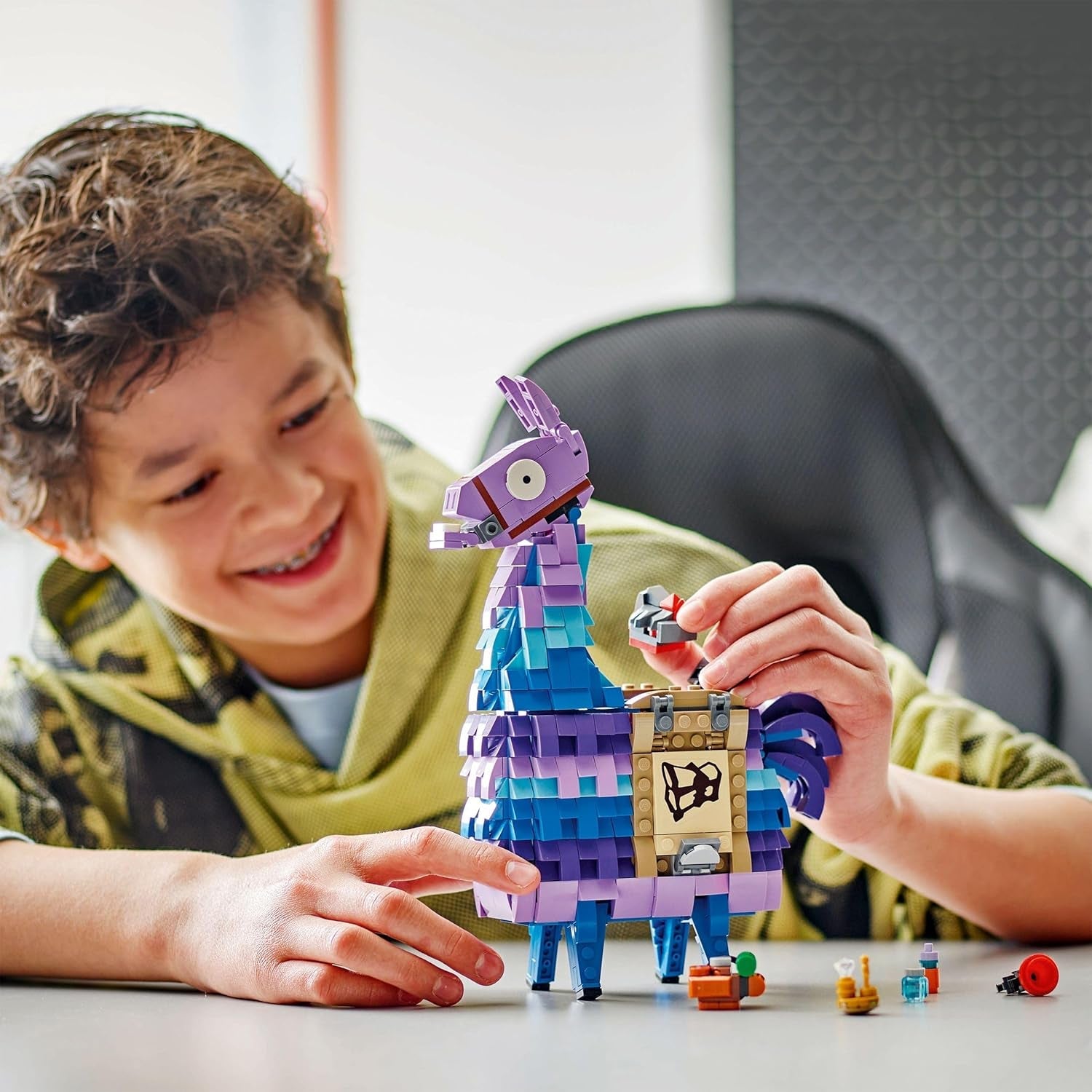 LEGO Fortnite Vorratslama Spielzeug - Spielfigur zum Bauen & Sammeln aus Videospiel - Zubehör wie Schlürfsaft - Gaming Spielset - Gamer Geschenk für Jungen, Mädchen und Teenager ab 12 Jahren - 77071