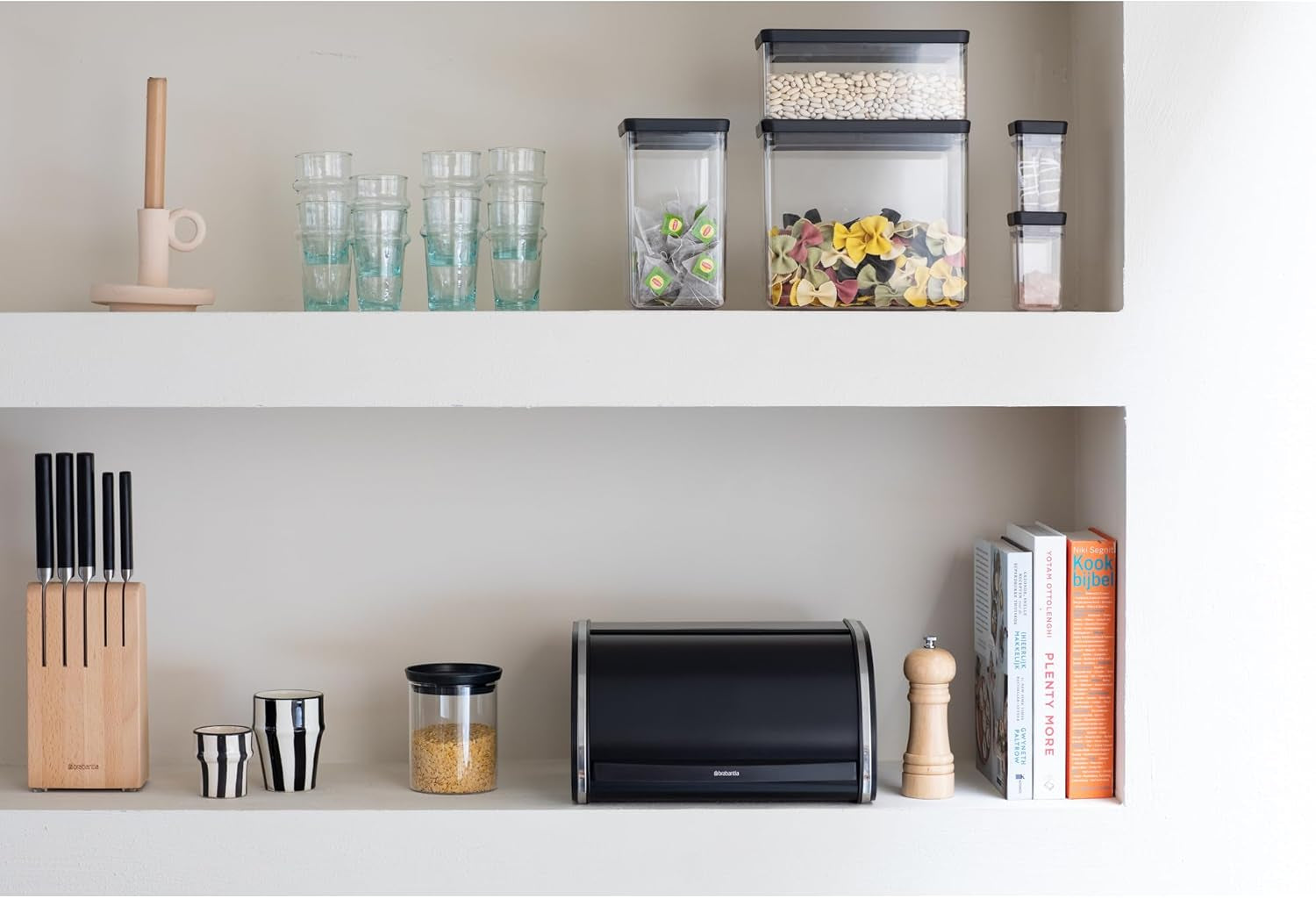 Boîte à pain Brabantia roll - Boîte de rangement compacte pour pain, bagels et petits pains avec couvercle plat, acier durable - taille moyenne - noir mat Boîtes de conservation alimentaire Naty Shop