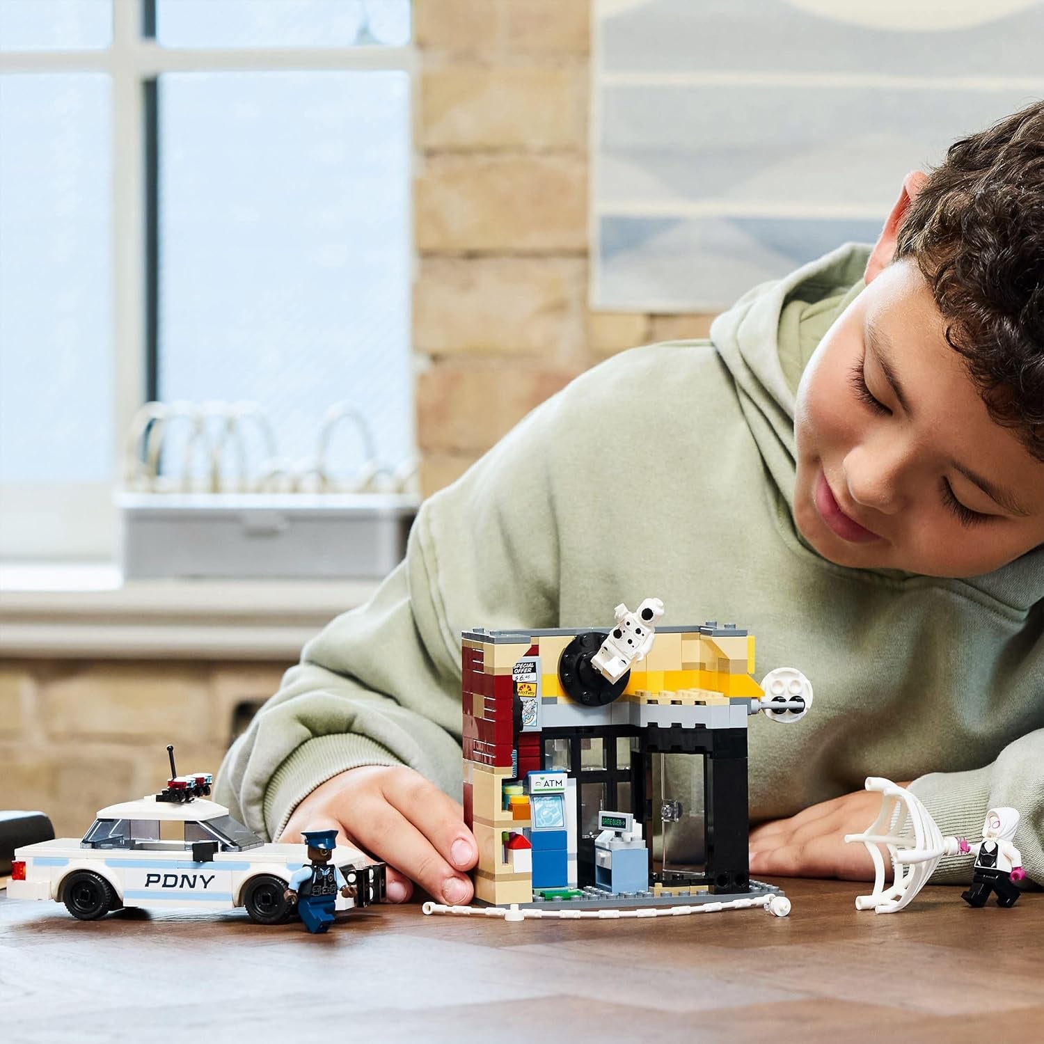 LEGO | Marvel Spider-Verse: Miles Morales vs. Spot - Superhelden Spielset mit Spielzeug Auto - 4 Minifiguren und Mini-Markt - Kreatives Geschenk für Jungen und Mädchen ab 9 Jahren - 76311
