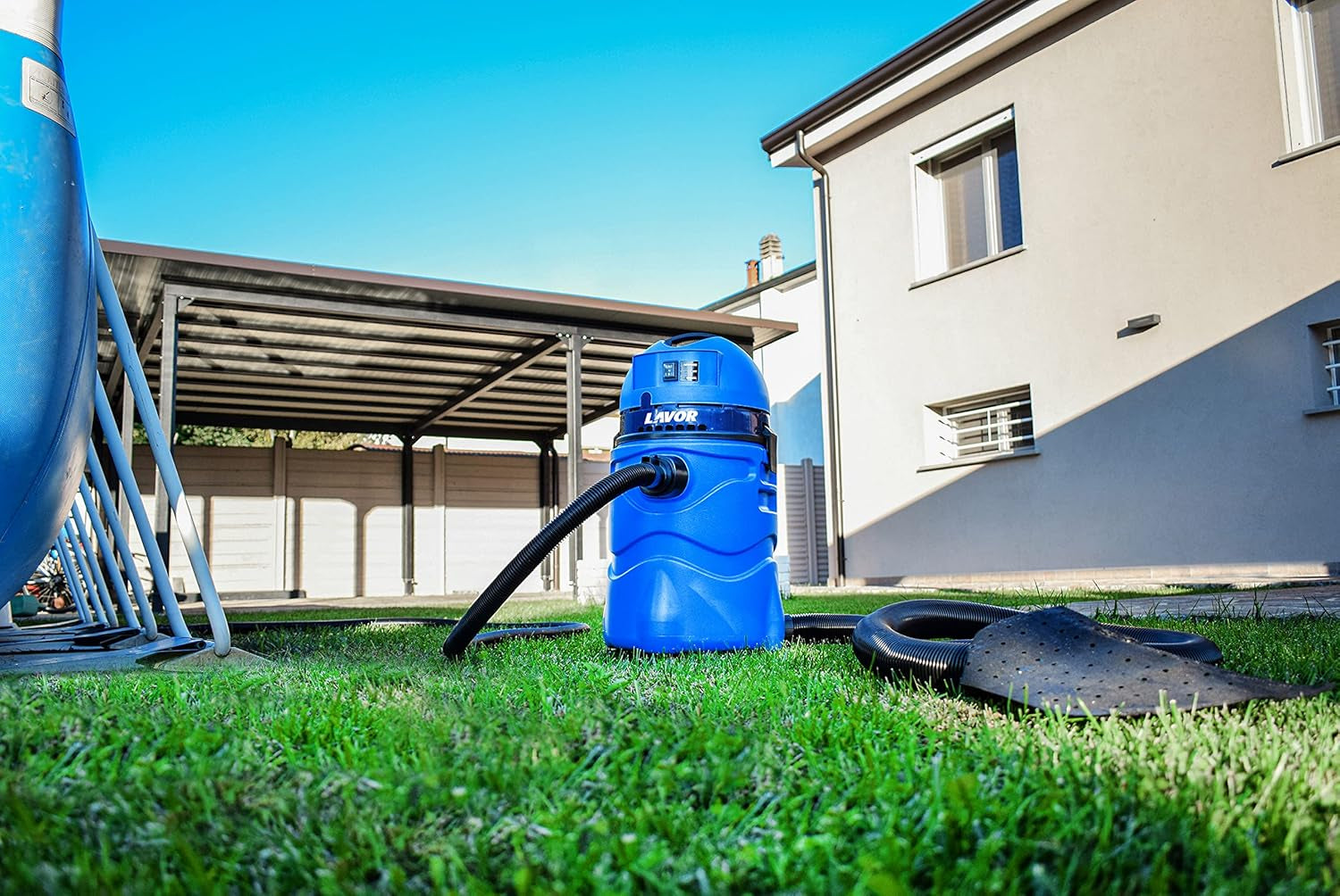 Aspirator de piscină LAVOR SWIMMY, pentru curățarea practică a tuturor tipurilor de piscine. 1600 wați max, 27 kPa, 70 l/s, rezervor de 35 litri
