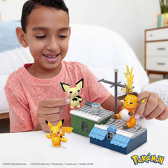 Mega Brands POKÉMON Pikachu - Evolutionsset mit Pichu, Pikachu und Raichu mit thematisch passender Umgebung und Battle-Effekt-Elementen, für Kinder ab 6 Jahren, HKT23
