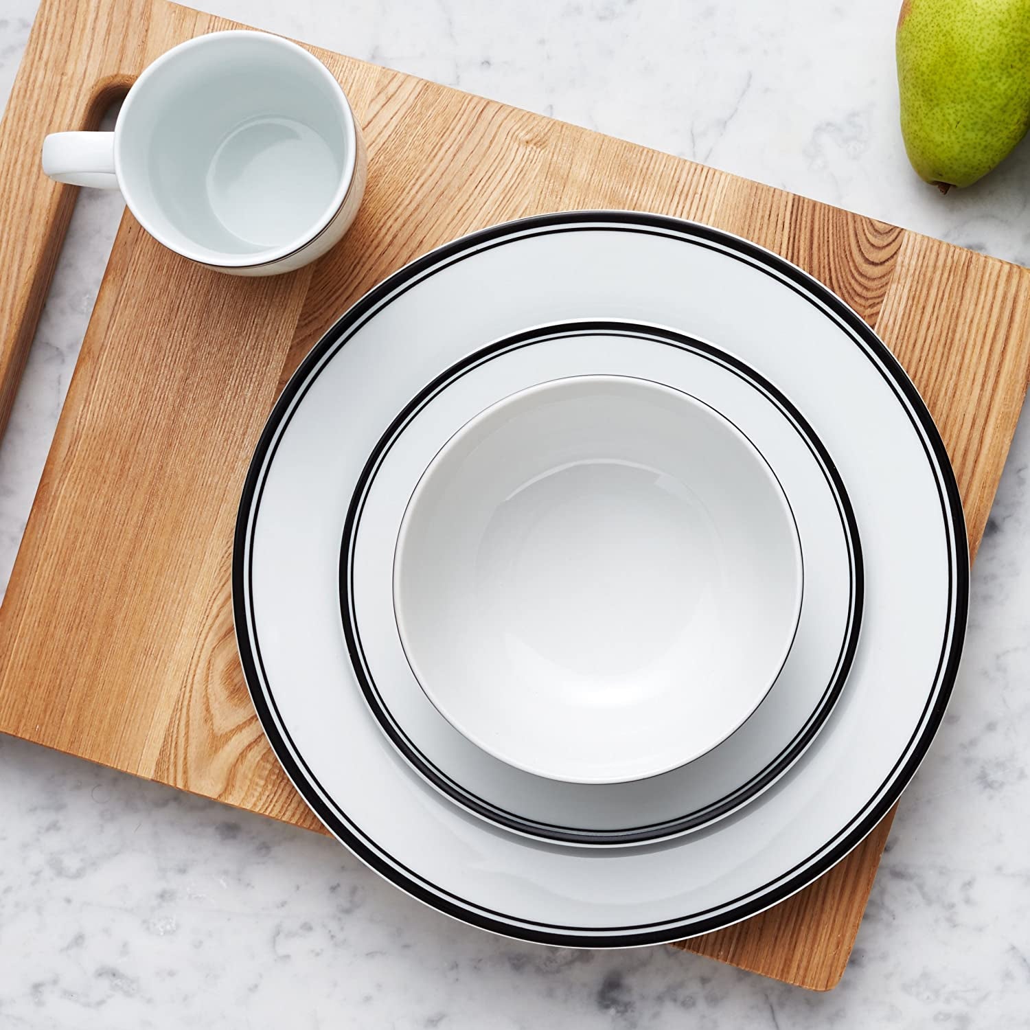 Amazon Basics Service de table 16 pièces à bord noir pour 4 personnes