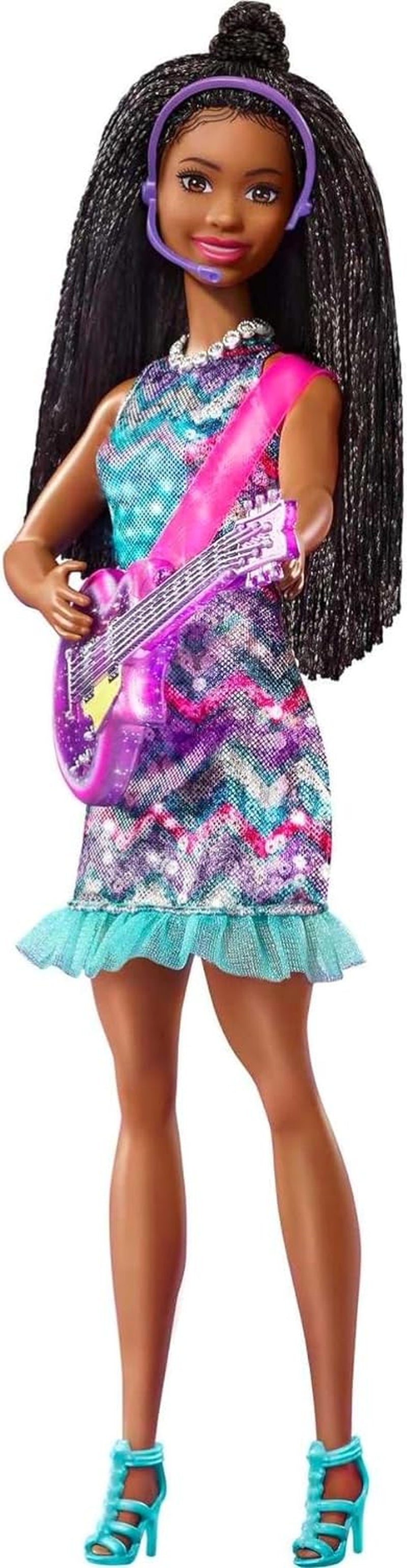 Barbie GYJ22 - Scène gratuite pour poupée Big Dream Brooklyn (env. 30 cm, nattes marron) avec chansons de films, lumières, microphone et accessoires, cadeau pour enfants à partir de 3 ans Naty Shop Modern Dolls