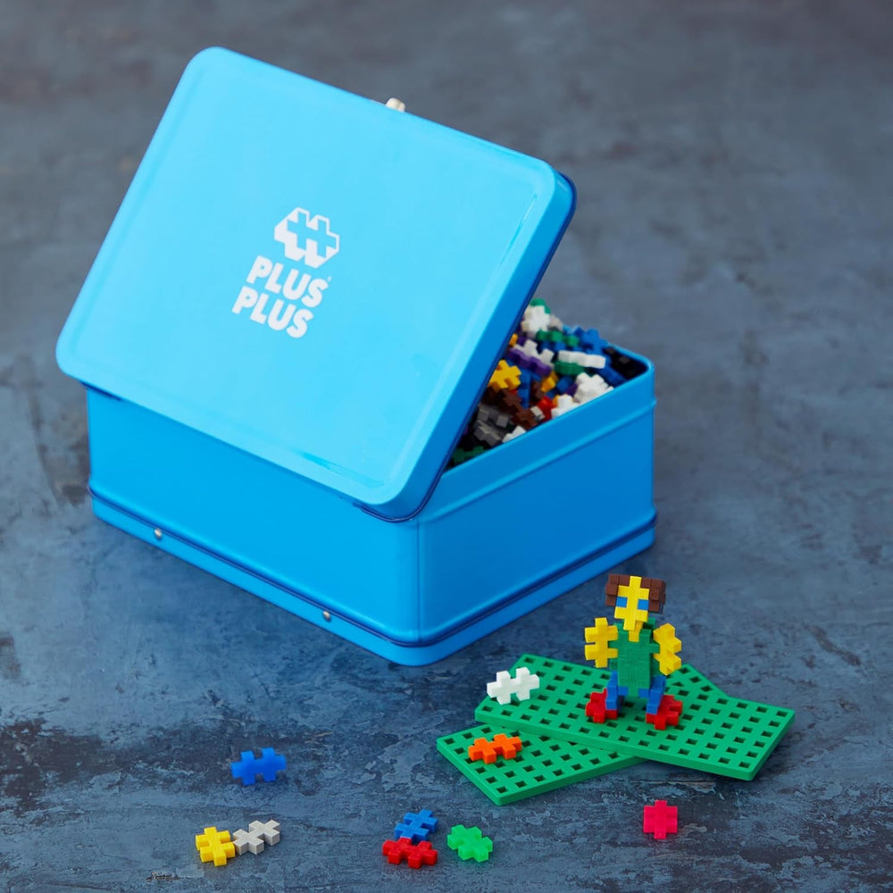 Plus-Plus 9607002 Geniales Konstruktionsspielzeug, Basic, Bausteine-Set in praktischer Metall-Box mit Henkel, 600 Teile, bunt