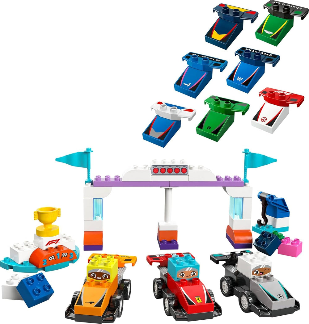 LEGO DUPLO Town F1 Team Rennautos mit Rennfahrern - Montessori Spielzeug für Mädchen & Jungen - Lernspielzeug für Kinder ab 2 Jahren - 10 Spielzeug Autos mit Kran, Startlichtern, Siegerpodest - 10445