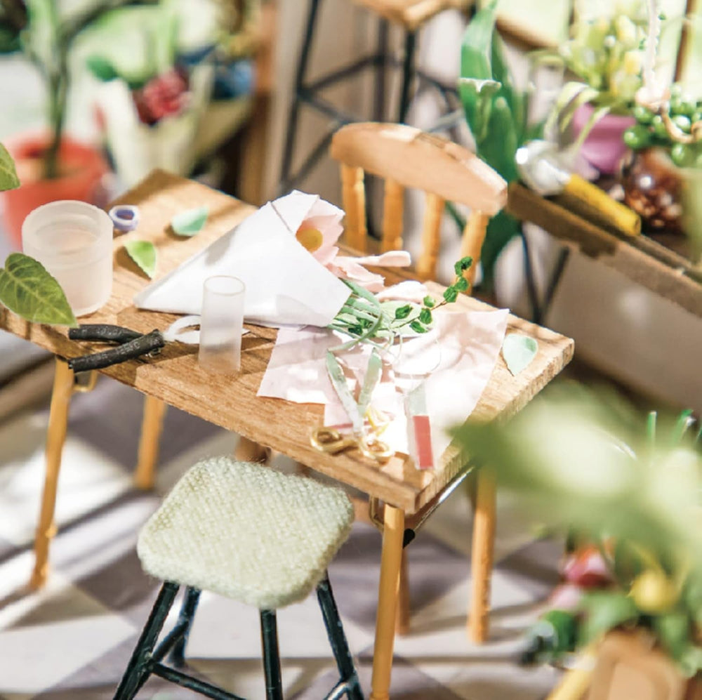 Robotime DG145 Rolife Emily's Flower Shop Maison de poupée miniature En bois, métal, tissu et carton, Dimensions : 22 X 15 X 17 Cm, Maisons de poupées Naty Shop