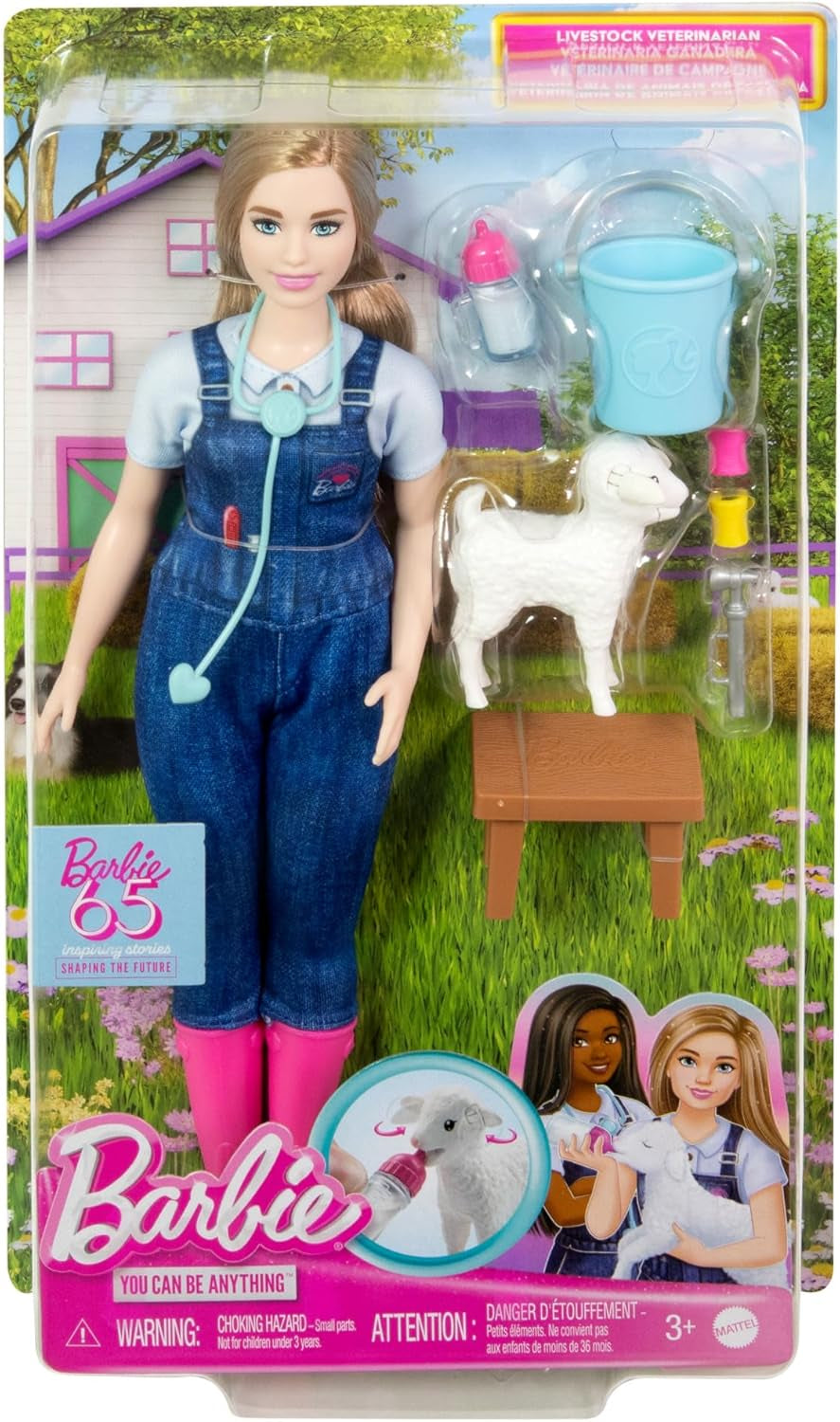 Barbie-Puppe zum 65. Jubiläum und 10 Zubehörteile, Hoftierärztin-Set mit Blonder Tierärztin-Puppe, Lamm mit bewegbaren Ohren und mehr, HRG42