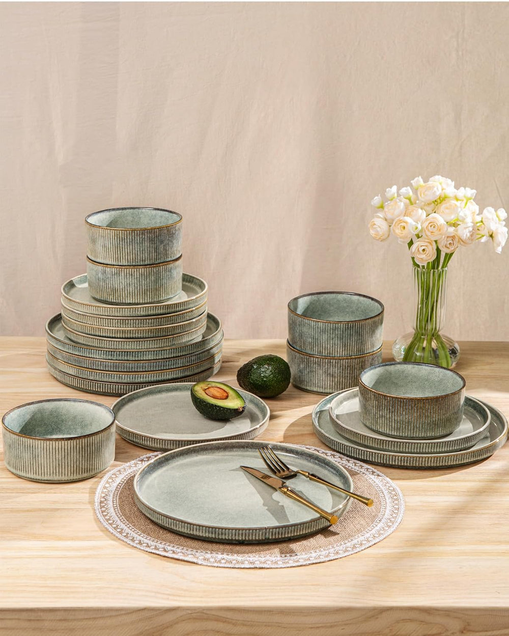 GBhome Service de Vaisselle en Céramique pour 6 Personnes 18 Pièces Service de Vaisselle en Porcelaine Fait Main à Glaçage Réactif Passe au Micro-Ondes et au Lave-Vaisselle Ensemble de Bols et Assiettes