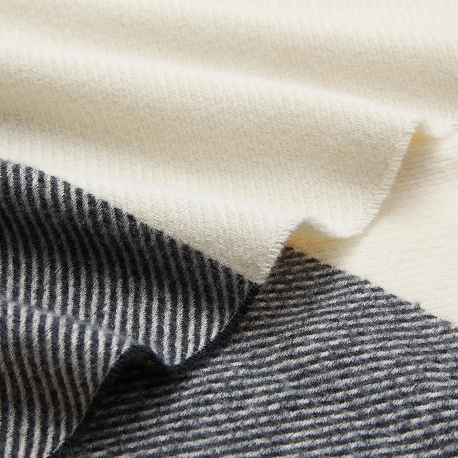 Amazon Basics Plaid léger en polyester recyclé, couverture douillette pour décoration de chambre, 127 x 152 cm, blanc ivoire avec motif bleu Check Beds and Couvertures Besuche den Amazon Basics-Store