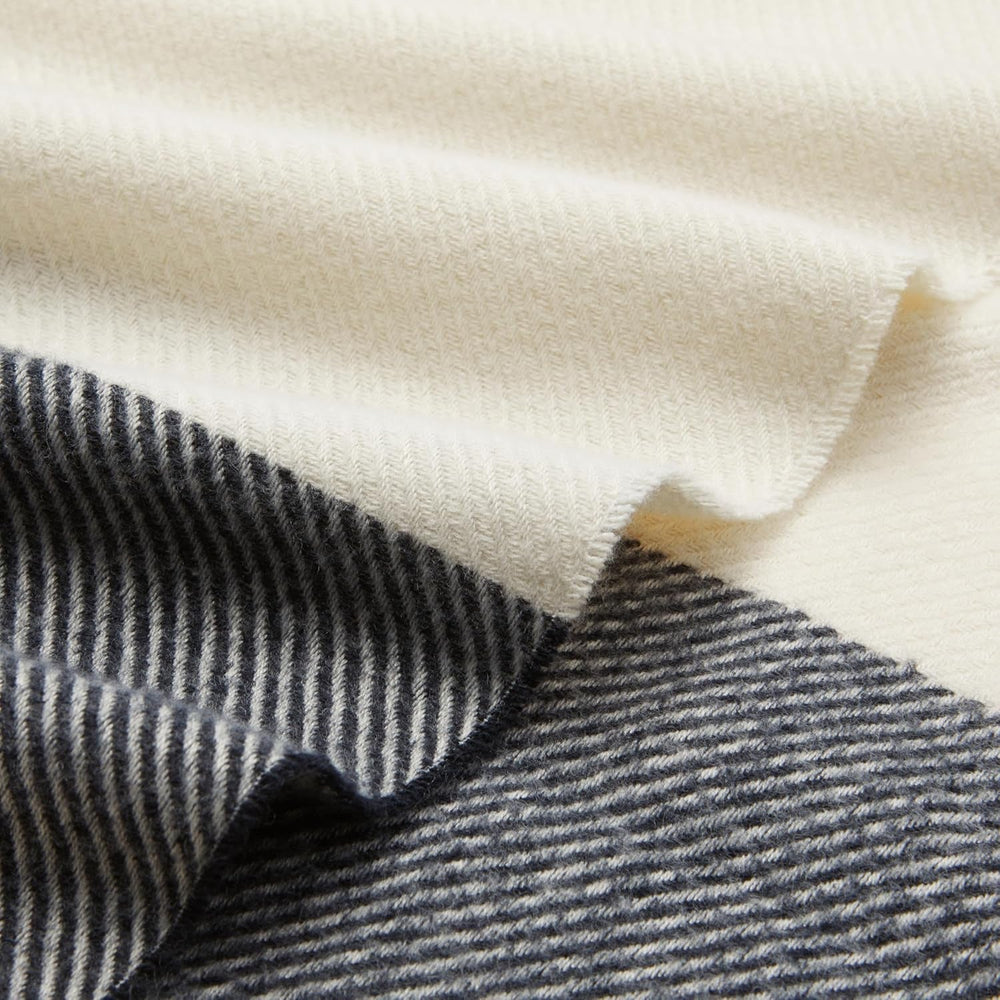 Amazon Basics Plaid léger en polyester recyclé, couverture douillette pour décoration de chambre, 127 x 152 cm, blanc ivoire avec motif bleu Check Beds and Couvertures Besuche den Amazon Basics-Store