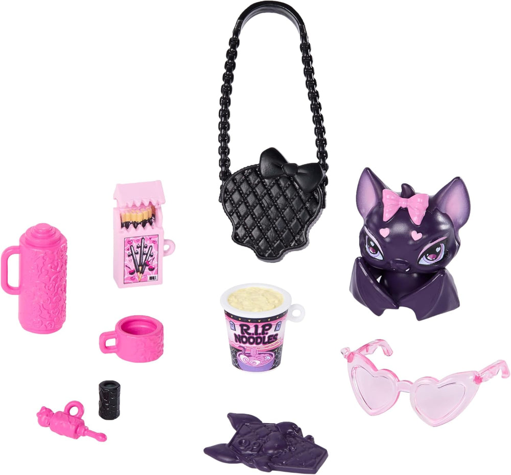 Poupée Monster High Draculaura en robe rose avec nœuds et cardigan noir avec chauve-souris Count Fabulous et 7 accessoires dont Ramen, rouge à lèvres et sac, JHK29