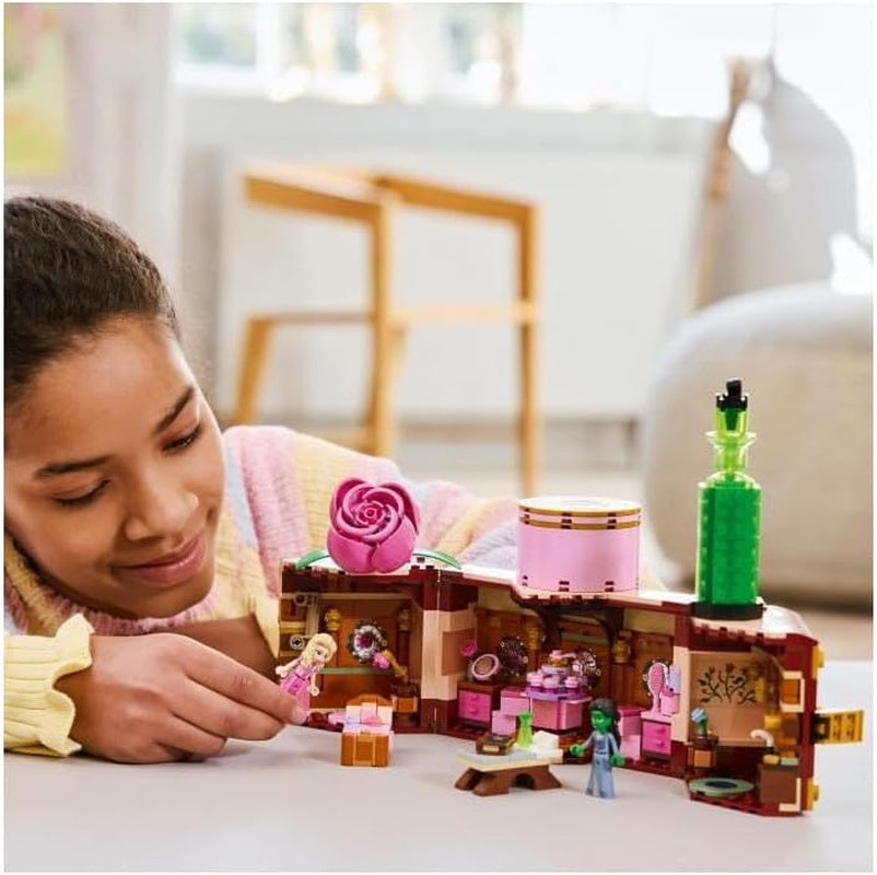 LEGO Wicked Glinda et Elphaba's Bedroom - Maison de poupée avec 2 mini poupées Les Sorcières d'Oz, des accessoires sympas dont des fleurs et des tenues - Jouet créatif pour les filles de 8 ans et plus et les fans - 75683 Jeux de construction Besuche den LEGO-Store