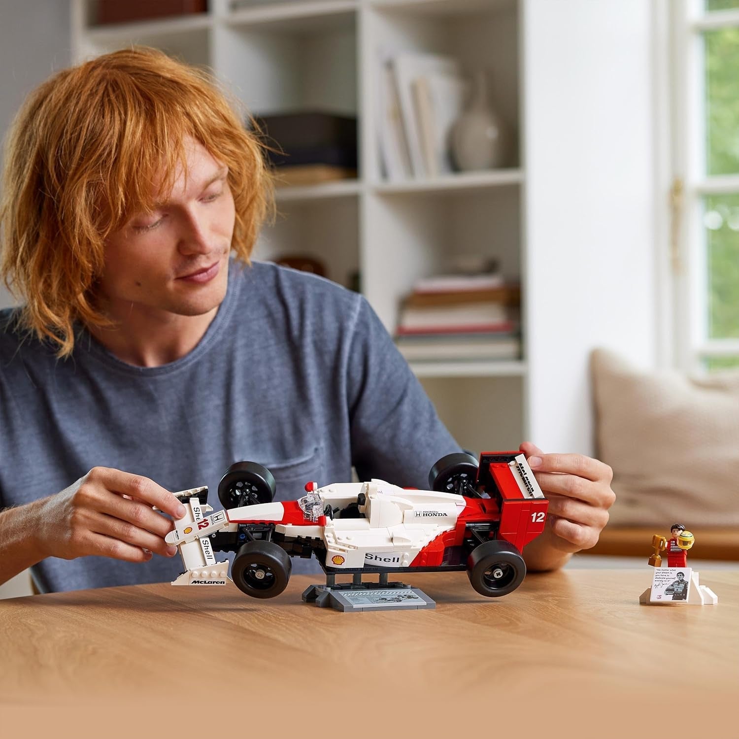 LEGO Icons Mclaren MP4/4 & Ayrton Senna Kit de voiture de course F1 pour adultes avec figurine de course, à collectionner, idée cadeau pour hommes, femmes, lui et elle 10330 Sets de construction Besuche den LEGO-Store