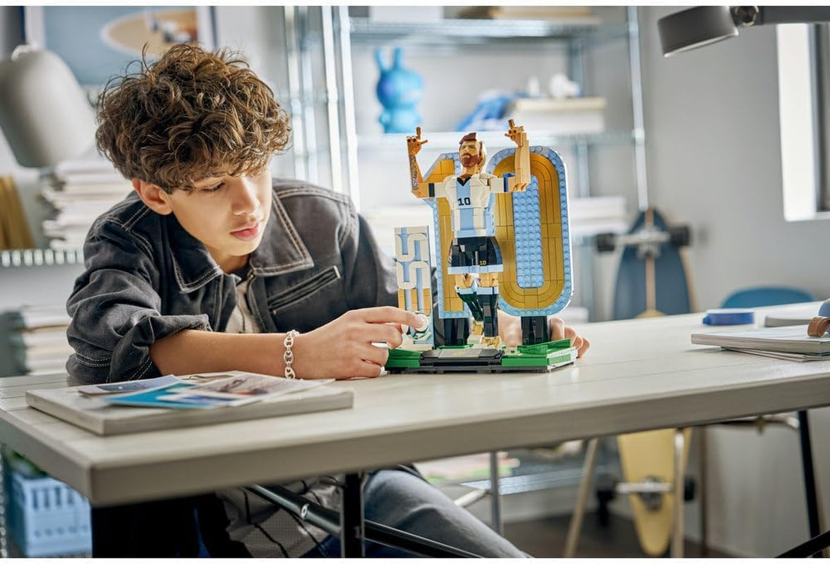 LEGO Editions Lionel Messi - Fußballlegende Spielzeug - 3D Figuren Modellbau - DIY Kinderzimmer Deko - Geschenk für Jungen, Mädchen ab 12 Jahren und Erwachsene Sportfans - 43015