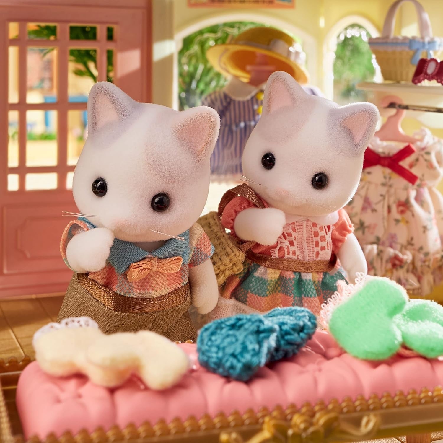 Sylvanian Families - 5738 Famille de chats de lait - Figurines de maison de poupée