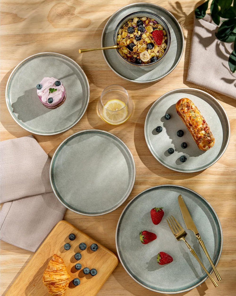 GBhome Service de Vaisselle en Céramique pour 6 Personnes 18 Pièces Service de Vaisselle en Porcelaine Fait Main à Glaçage Réactif Passe au Micro-Ondes et au Lave-Vaisselle Ensemble de Bols et Assiettes