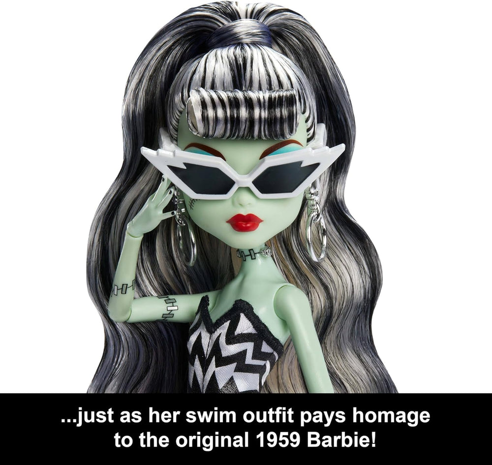 Poupée Monster High x Barbie Frankie Stein avec maillot de bain original inspiré de Barbie et solo dans la robe de soirée noire Spotlight, accessoires, JHK28