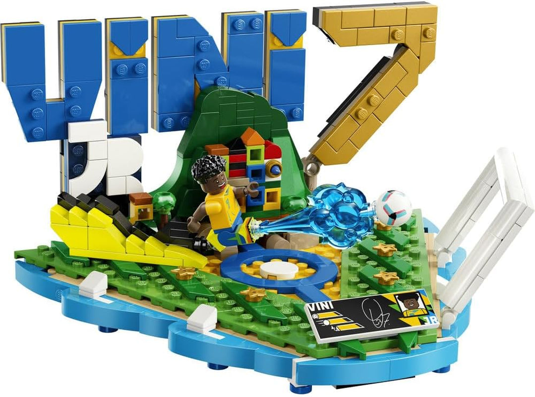 LEGO Editions Vini Jr. – Fußball-Highlights Spielzeug - 3D Modellbau mit Minifigur zum Sammeln - Kinderzimmer Deko - Geschenk für Jungen, Mädchen ab 10 Jahren und Erwachsene Sportfans - 43027