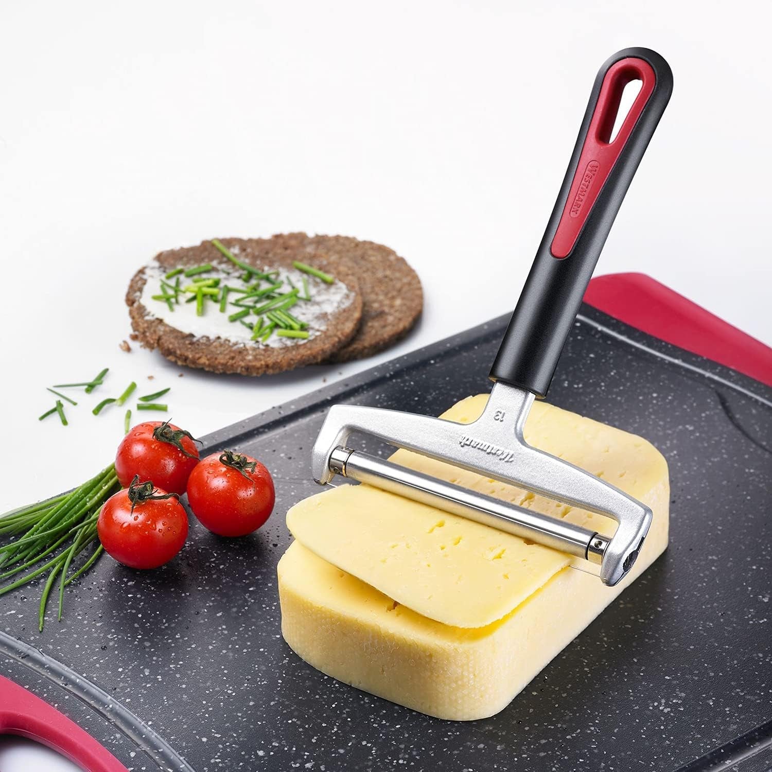 Feliator de brânză Westmark cu rolă și fir de tăiere înlocuibil, grosime de tăiere variabilă, lățime: 12 cm, oțel inoxidabil/aluminiu/plastic, negru/roșu, 29272260, 17 x 12 x 2 cm