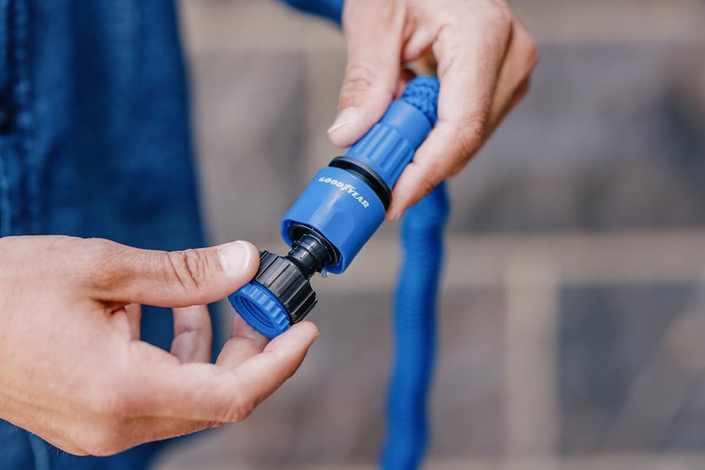 Goodyear – furtun de grădină extensibil de 30 m, flexibil, fără răsucire și ușor, cu trei straturi din latex și material textil de înaltă densitate, cuplaje rapide de ½" și ¾" + pistol de pulverizare cu 7 funcții