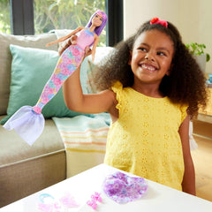 Poupée Barbie 3 en 1 avec 8 accessoires, dont une queue de sirène, des ailes de fée, des colliers royaux, des chaussures et plus encore pour plus de 10 looks différents, JCP74