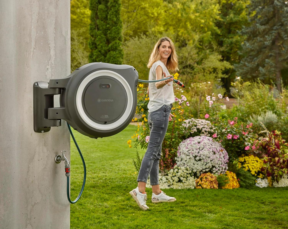 Gardena PowerRoll XXL Solo Dévidoir mural sans fil : enrouleur automatique avec tuyau d'arrosage de 40 m, guide de tuyau et RollControl, alimenté par batterie, résistant aux UV et au gel (18647-55)