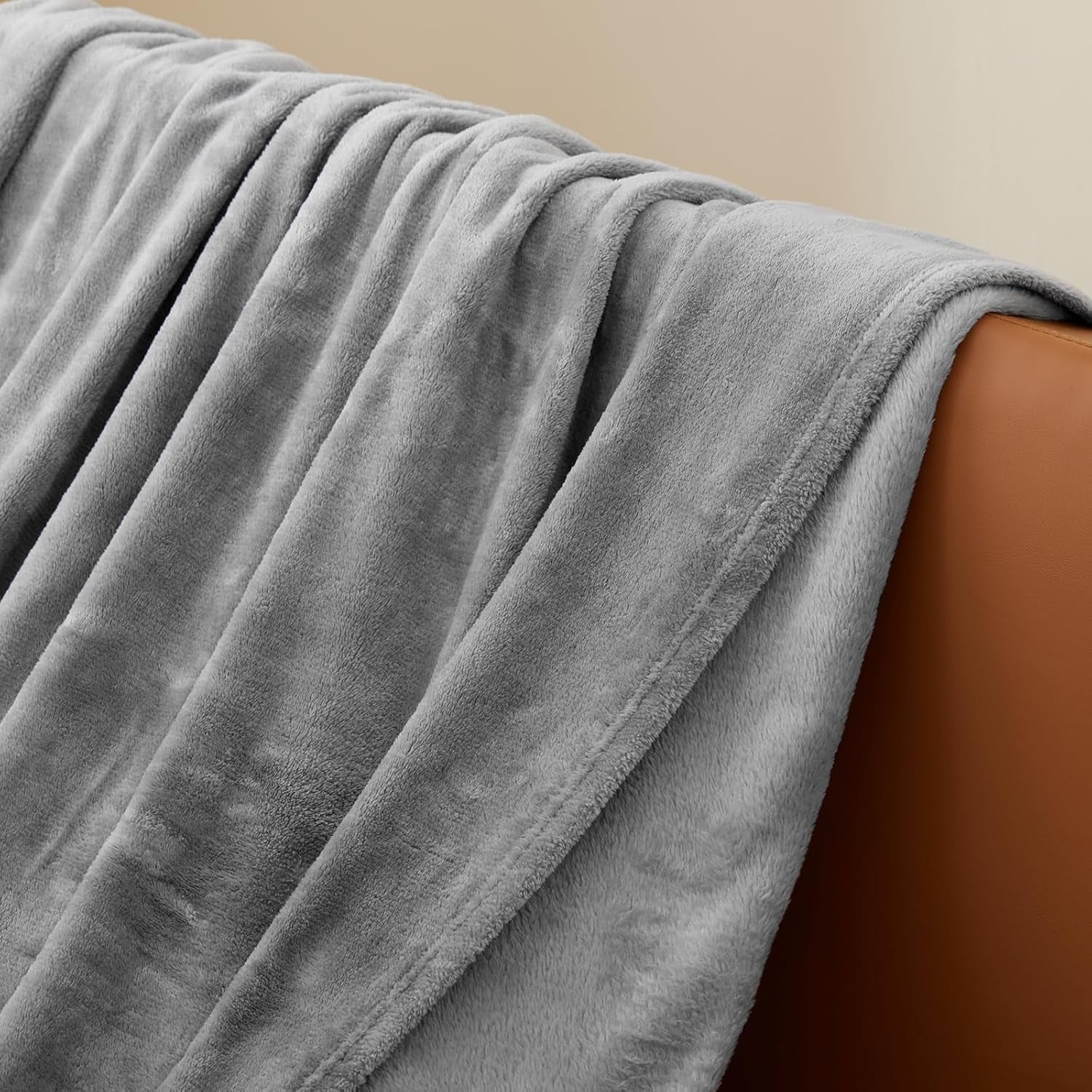 Aisbo Couverture douillette Couverture moelleuse Gris - Couverture polaire 150 x 200 cm XL Couverture de canapé chaude, couverture de vie confortable gris clair douce comme couverture de salon Couverture de canapé pour lits et couvertures d'hiver Besuche den Aisbo-Store