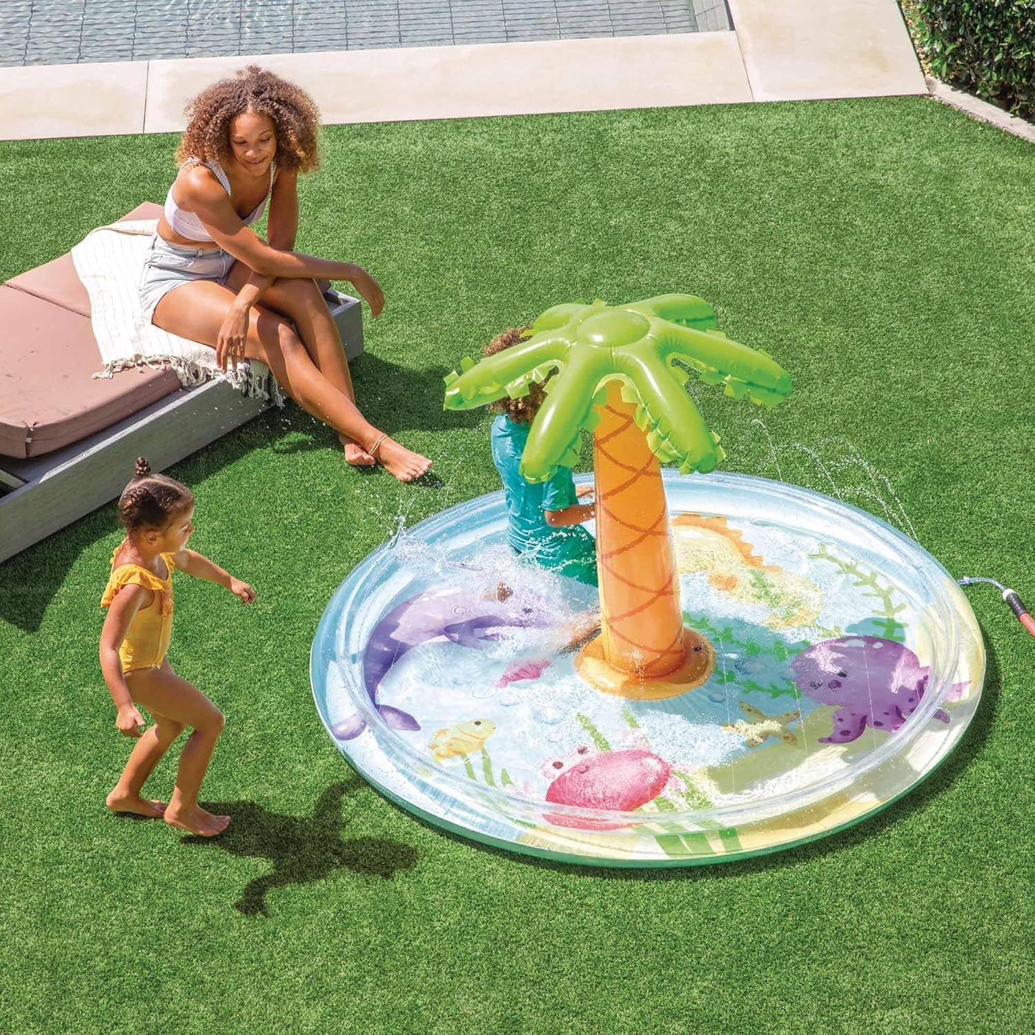 Piscină gonflabilă pentru copii Intex cu spray de palmier, Ø 173 x 104 cm, cu pulverizator de apă, conexiune furtun, capacitate 166 l, design tropical, vinil rezistent, pentru copii de 2 ani și peste (56433)