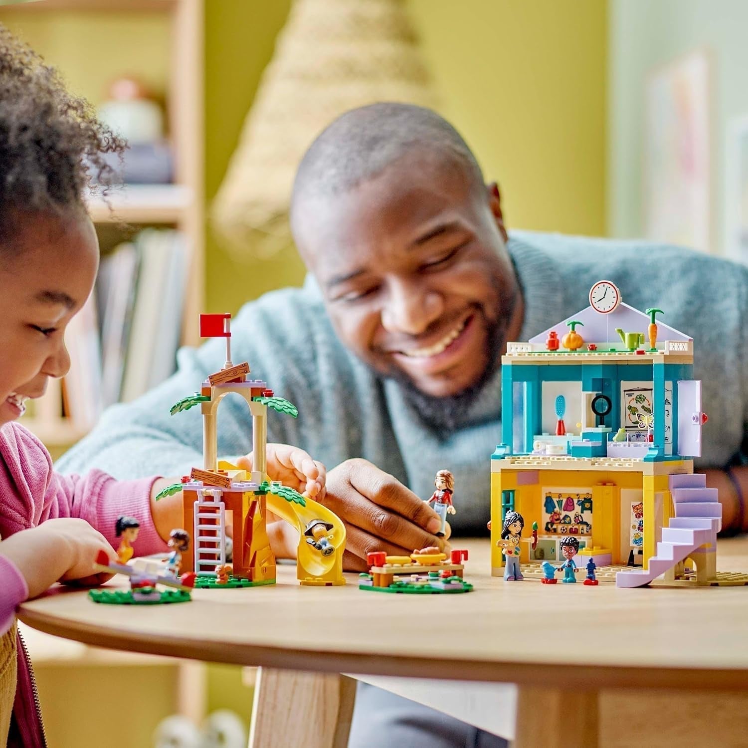 Ensemble de jeu LEGO Friends Heartlake City pour la maternelle, pour filles et garçons de 4 ans, jeu de rôle créatif avec 2 figurines et 4 micro-figurines, jouet de développement social 42636 Ensembles de construction Besuche den LEGO-Store