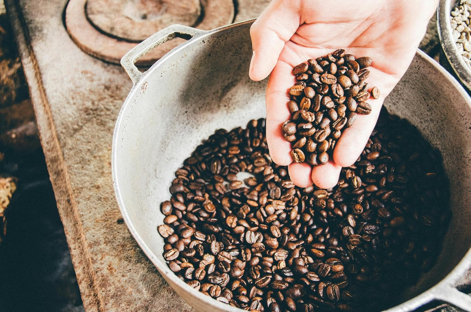 Grains de café décaféinés. Goût pur. Origine : Colombie. Grains de café décaféinés, torréfiés naturellement. Café en grains décaféiné 1 kg. 100% Robusta, les meilleures récoltes d'Amérique du Sud.
